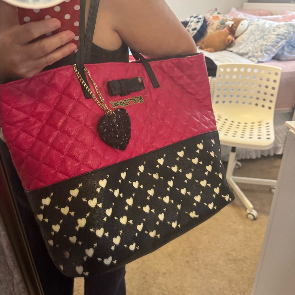 💖 Betsey Johnson Quilted Heart Tote – Pink & Black Statement Bag w/ bow & heart💖 - Picture 7 of 8